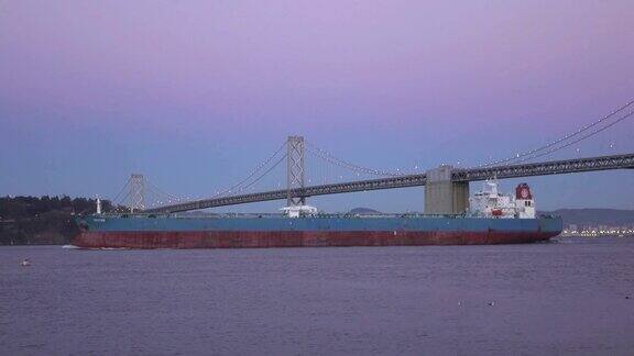 慢镜头:集装箱船离开旧金山港