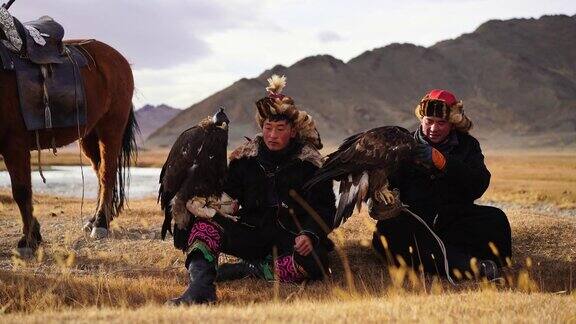 蒙古河边两名猎鹰者的肖像