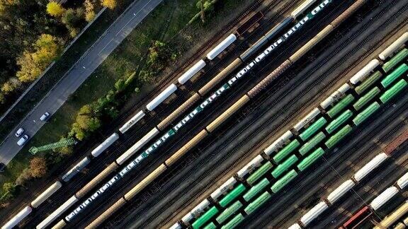 俯视图的彩色货运列车