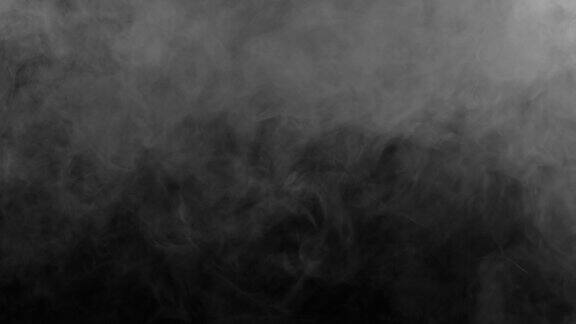 在黑色背景上消散烟雾的SLOMO