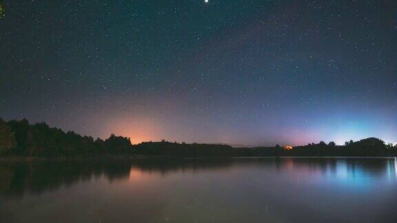 白俄罗斯维捷布斯克省吕佩尔区莱佩尔湖上真正的缤纷夜星自然星空背景景观时间流逝FullHD