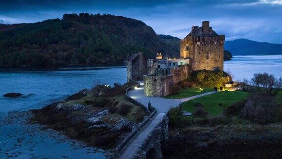 黄昏的EileanDonan城堡苏格兰-鸟瞰图