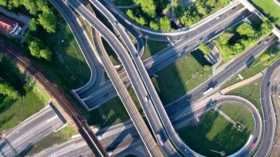 高速公路交叉口鸟瞰图