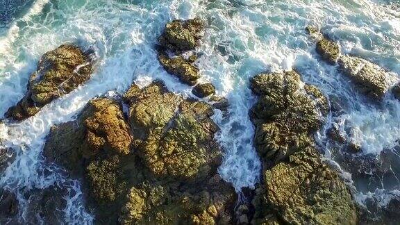 海浪撞击岩石的空中慢动作视频