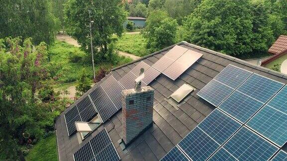 阳光明媚的日子屋顶上的太阳能电池板组件