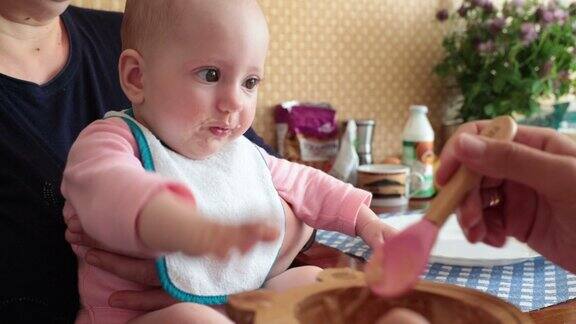 婴儿用婴儿勺喝婴儿粥