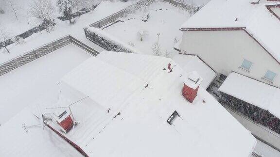 鸟瞰图:在积雪的郊区飞过流过后院的河流