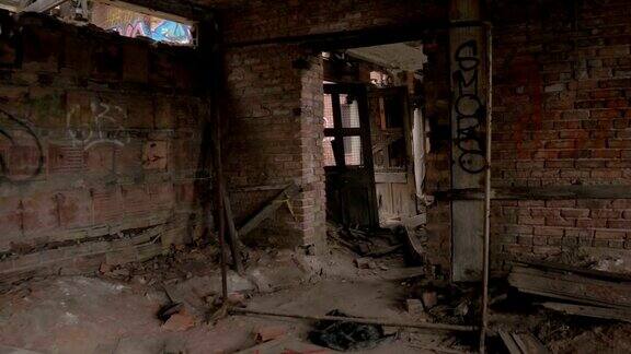 穿过废弃的倒塌建筑中令人毛骨悚然的废墟房间