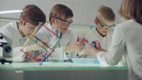 男孩们在实验室里玩得很开心使动能砂