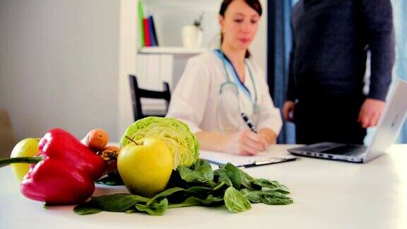 蔬菜饮食的营养和用药概念营养学家测量病人的腰围并建议饮食计划
