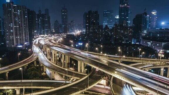 夜间多重高速公路和立交桥上的ZO交通中国上海