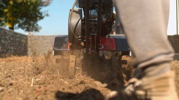 SUPERSLOMO园丁使用前齿式分蘖犁过坚硬的泥土和土壤