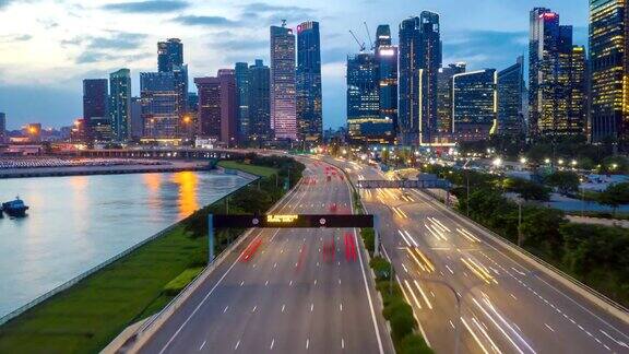 在新加坡高速公路上的交通与城市的建设在晚上
