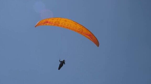 滑翔伞在阳光明媚的日子飞行