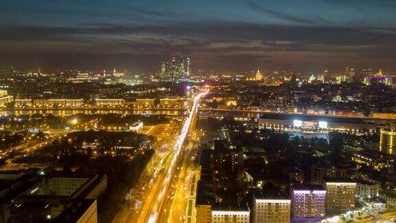 俄罗斯夜晚照明日落天空莫斯科城市风景交通街道全景4k时间推移