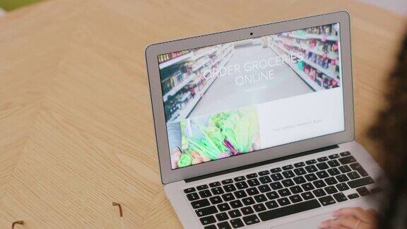 一段4k视频显示一个陌生女人用笔记本电脑在网上购物