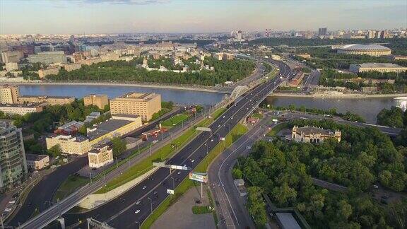 俄罗斯俄罗斯日落太阳光莫斯科河交通道路卢兹尼基体育场航拍全景4k