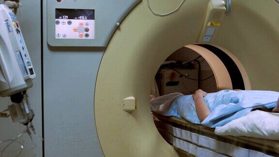 在医院进行核磁共振扫描