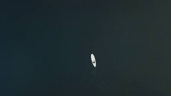 鸟瞰图的女孩与桨板上的水