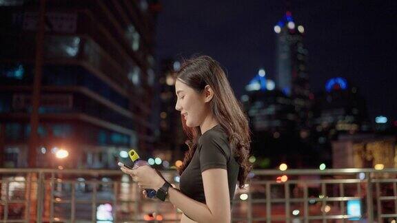 女运动员在晚上跑步训练时使用科技设备