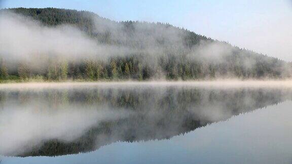 高清湖反射与雾