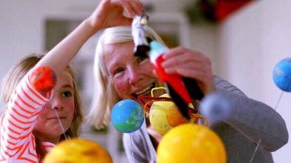 女孩和她的祖母探索太空
