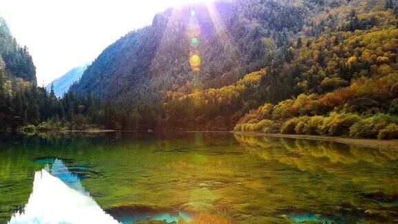 中国九寨沟的五彩湖瀑布森林山脉