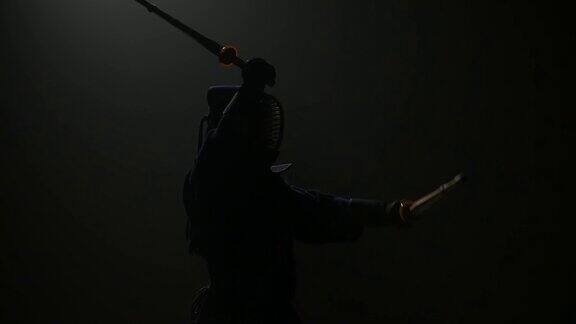 剑道战士用武士刀练习武术慢动作