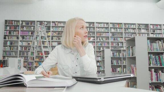 美丽的女学生在图书馆学习的压力