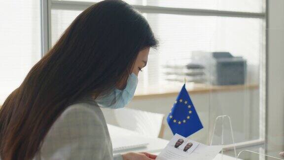 戴口罩的签证申请人在疫情期间访问欧盟大使馆