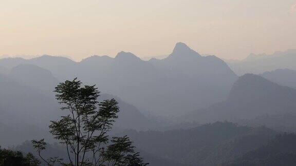 自然背景风景与山脉和森林宁静的早晨在泰国北部德省湄美国家公园