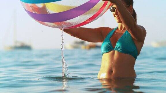 近距离观察:女游客在她的暑假玩充气球