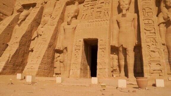 走到nefertari神庙里面的门旁边的阿布辛贝神庙在埃及南部努比亚靠近纳赛尔湖拉美西斯二世法老庙4k视频