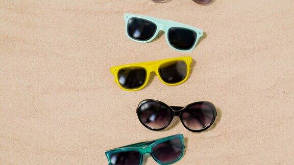 沙滩上各种各样的太阳镜