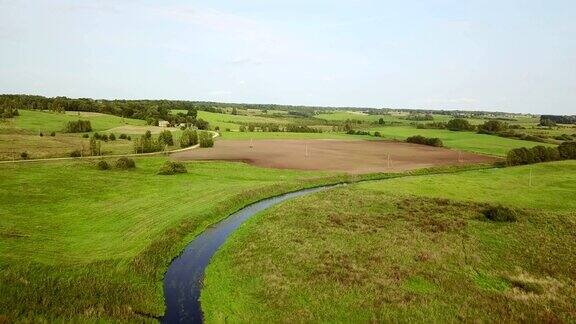 天气好的时候农田位于河边航空摄影测量