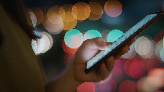 一名女子在夜间使用手机的特写视频