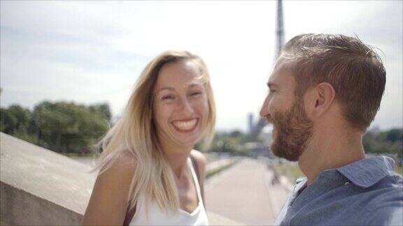 一对年轻夫妇在巴黎用手机自拍慢镜头女孩在飞吻