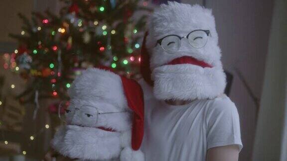 两个戴眼镜的滑稽圣诞老人