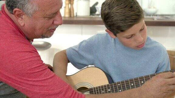 爷爷教孙子弹吉他