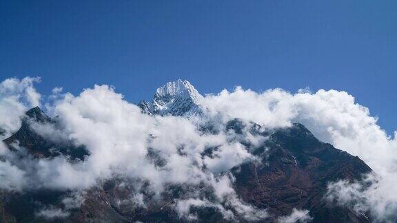 4K时移镜头拍摄的云在喜马拉雅山脉上快速移动