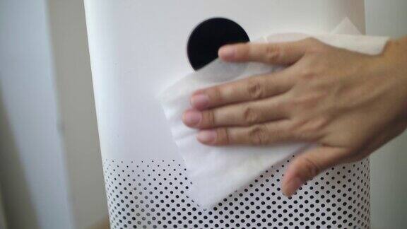 使用消毒湿纸巾清洁空气净化器以保护病毒