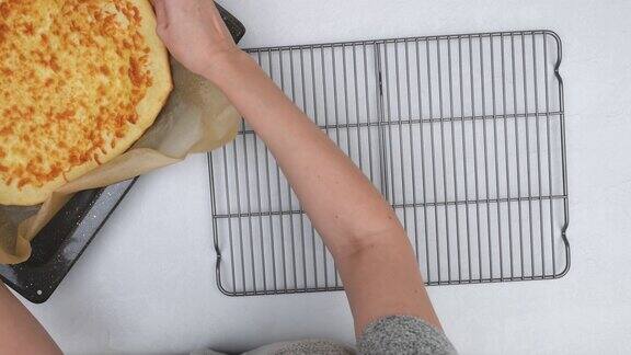 自制美味的马苏里拉芝士扁面包贴在冷却架上平铺
