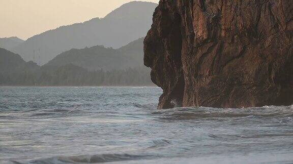 岩石上的波浪