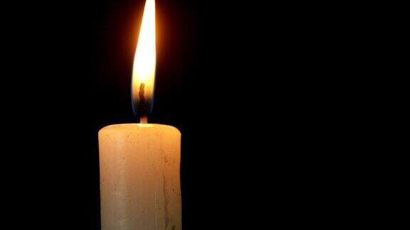 在黑暗中吹灭点燃的蜡烛