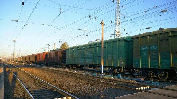 横贯西伯利亚的铁路和夕阳下的火车
