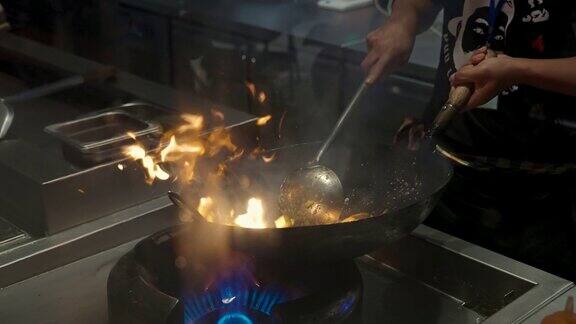 4K超高清慢镜头:炒面泰国美食用火焰