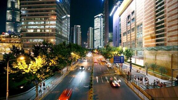繁忙的道路和现代建筑在市中心的现代城市晚上