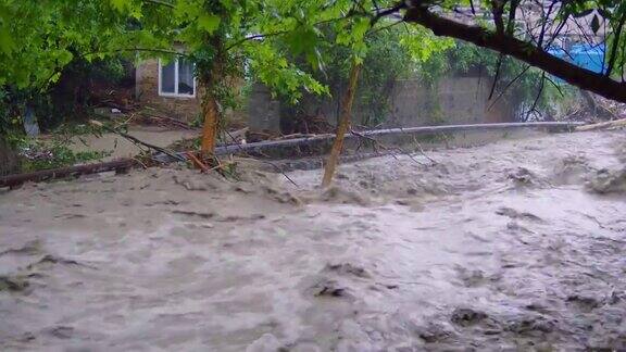 洪水期间村子里脏水的流动