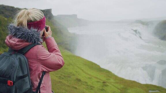 女游客拍摄冰岛Gullfoss瀑布