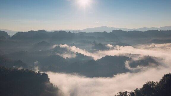 鸟瞰美丽的清晨景象高高的山上有雾和薄雾